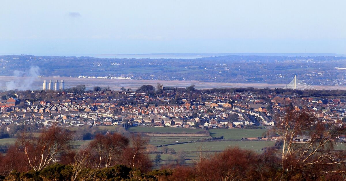 Ich besuchte eine kleine walisische Stadt im Schatten eines Berges, die voller Wohltätigkeitsläden ist