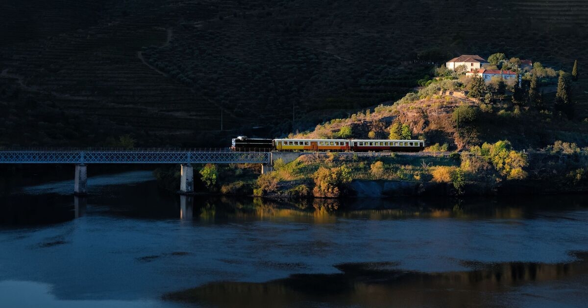 Il viaggio in treno più panoramico del Portogallo, lungo 99 miglia, dove i treni corrono a pochi metri dall'acqua