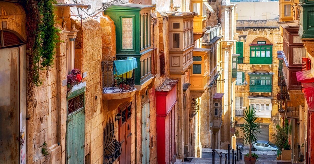 Cidade mediterrânea onde se pode caminhar, com uma bela orla marítima, ainda quente e seca no outono