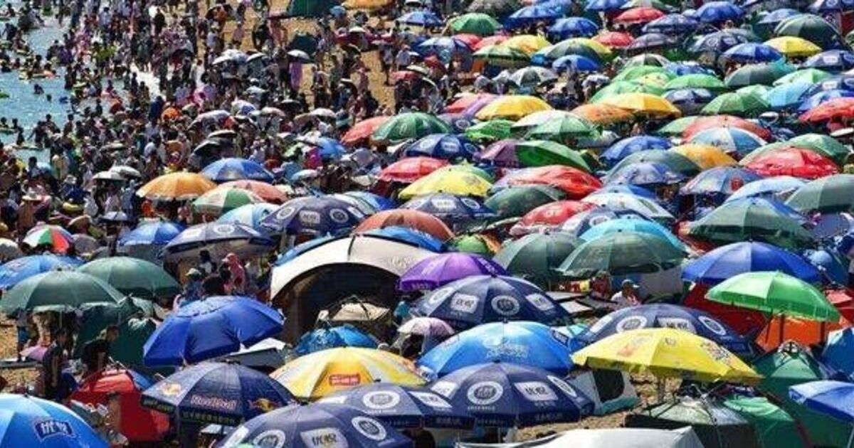 La playa más concurrida del mundo tiene menos de un kilómetro de largo y recibe 30.000 visitantes al día.