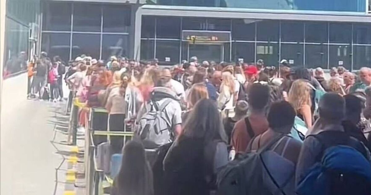 Los británicos protestan por las colas "inhumanas" en los aeropuertos españoles mientras las autoridades convocan una reunión de emergencia