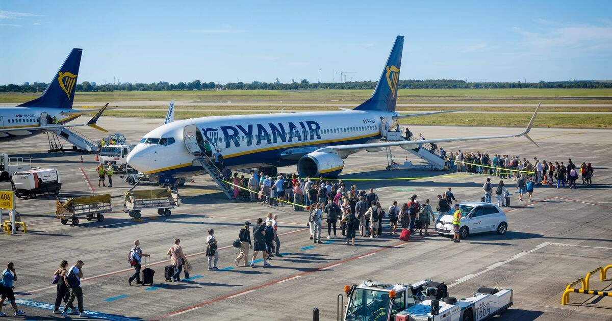 Ryanair advierte a los pasajeros del caos "inaceptable" en el aeropuerto tras quedar cientos de personas varadas