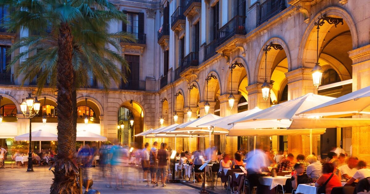 Evite los restaurantes trampa para turistas con letreros de advertencia que dicen "fácil de detectar a una milla de distancia"