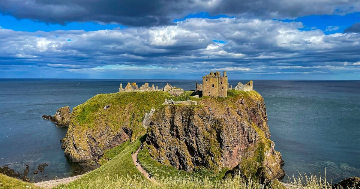 El hermoso paseo nombrado uno de los mejores del Reino Unido con una fortaleza medieval y una costa impresionante.