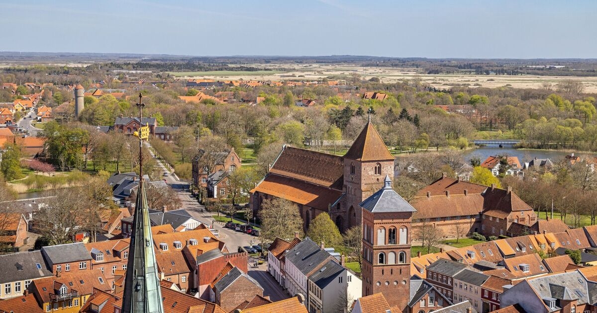 Великолепный маленький городок с красивыми улочками, застывшими во времени, — старейший в стране.