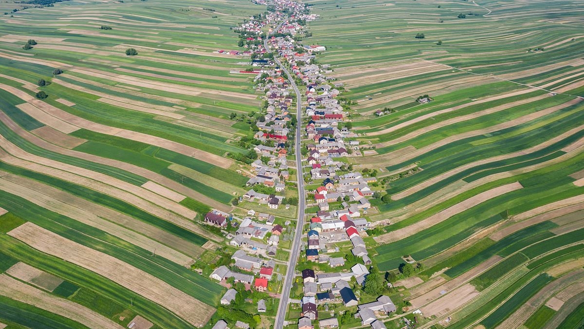 Dentro da única vila europeia onde todos os 6.000 moradores vivem na mesma rua