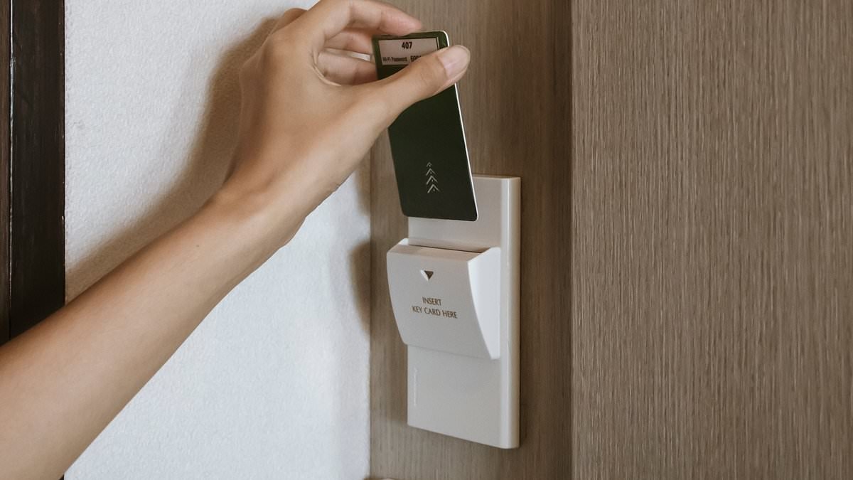 Un vacancier partage une astuce « géniale » pour allumer les lumières de l'hôtel sans votre carte-clé - et les gens sont choqués de voir à quel point c'est facile