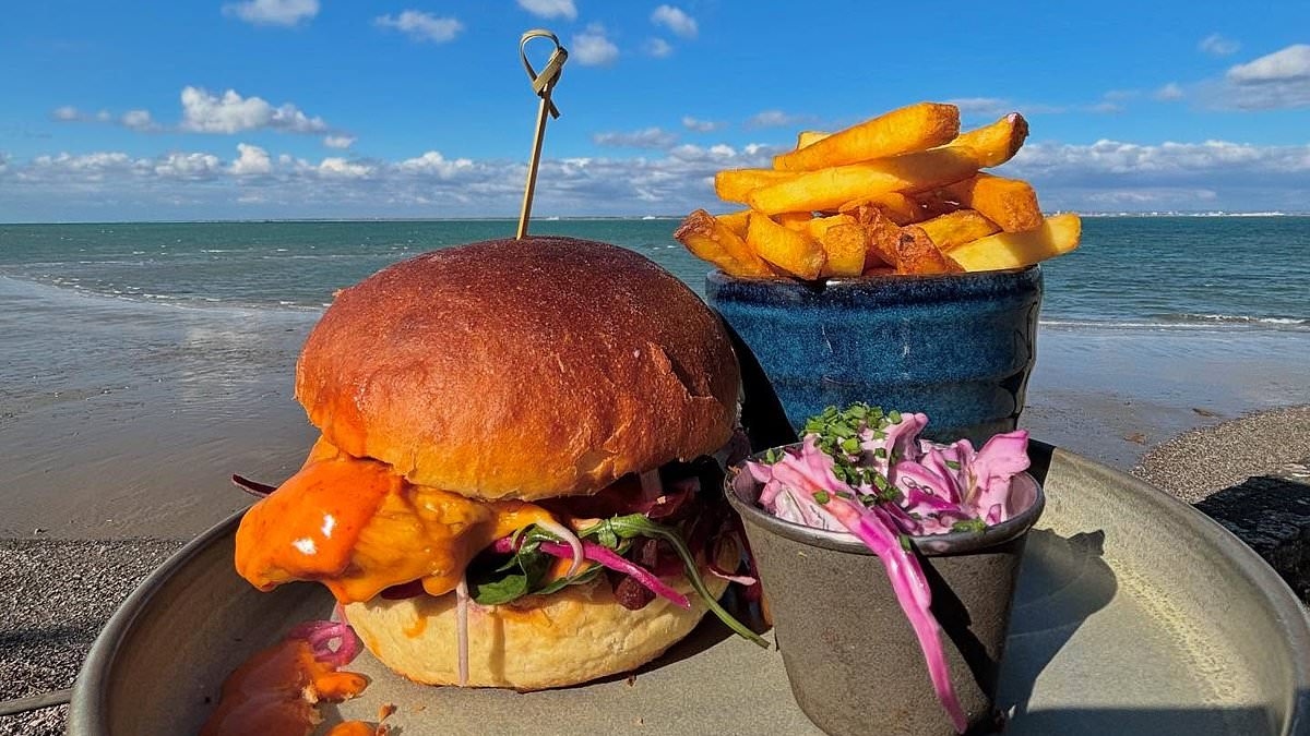 Desde los tradicionales sándwiches tostados junto al mar hasta exóticos curris bajo los acantilados... lea nuestra guía definitiva de los 25 mejores cafés y restaurantes de playa de Gran Bretaña: ANGELA EPSTEIN