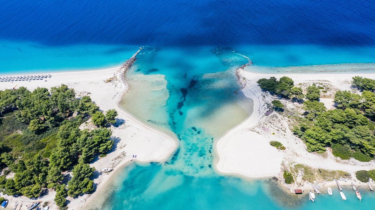 La hermosa playa griega con su laguna azul 'mágica', coronada como la mejor de Europa
