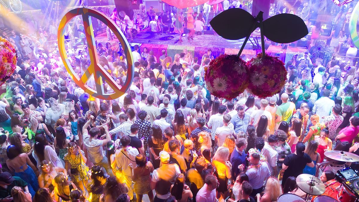 I trucchi subdoli che gli inglesi stanno escogitando per aggirare i prezzi "ridicoli" delle bevande di Ibiza