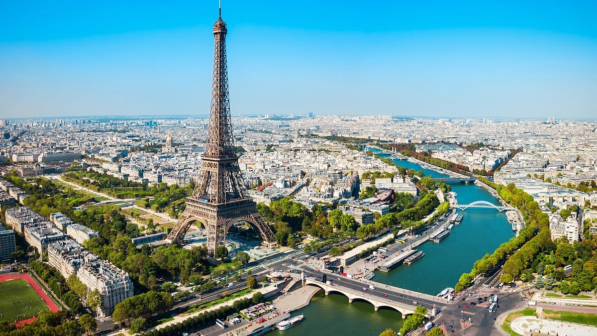 Warning over Paris restaurant 'scam' as travellers shame 'tourist trap' near the Eiffel Tower