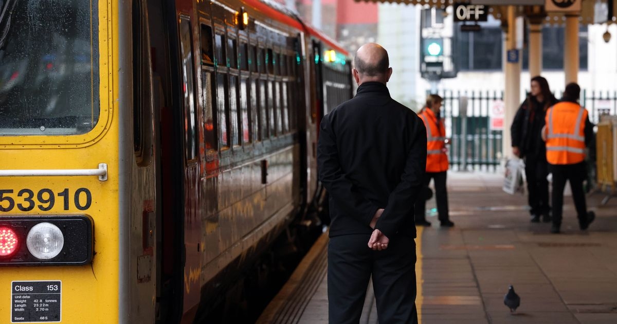 Una enorme modernización de trenes de 1.000 millones de libras es un caos mientras los vecinos se enfadan por la función "faltante"