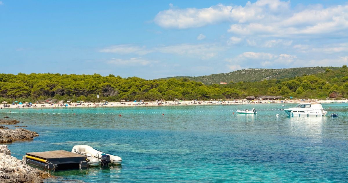 Una spiaggia "nascosta" con una "vista incredibile" a poche ore dal Regno Unito