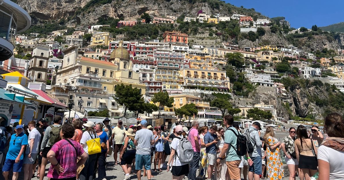 'Yazın Amalfi Sahili'ni ziyaret ettim. Turistlerle o kadar doluydu ki hareket edemiyorduk'