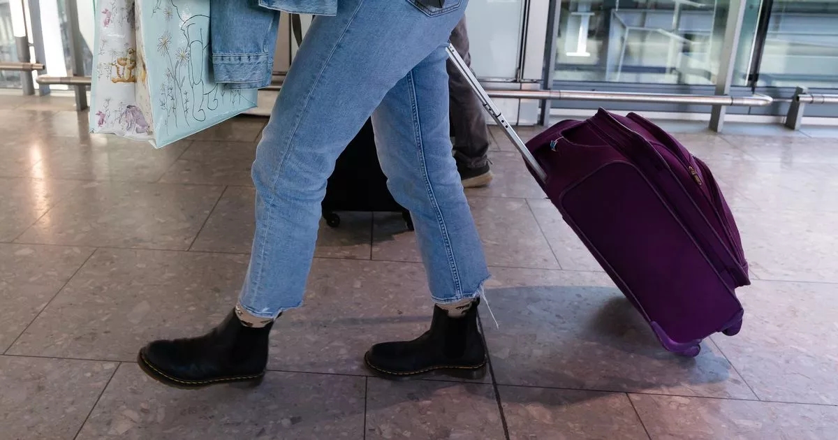 Il trucco geniale di una donna per volare senza spendere una fortuna per il bagaglio a mano
