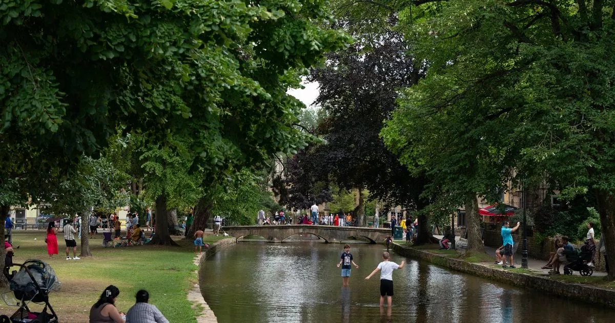 Un concejal critica duramente a los "turistas de TikTok" por la basura y los abusos en un pueblo de Cotswolds.