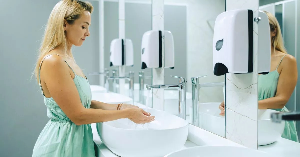 Turista estadounidense sorprende a los británicos al admitir que no sabe usar el lavabo del hotel.