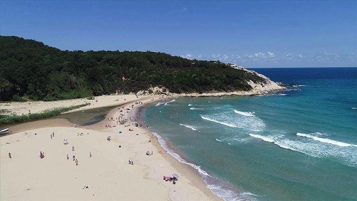 ¿Dónde está la playa de Kastro? ¿Cómo llegar? ¿Cuáles son sus características?