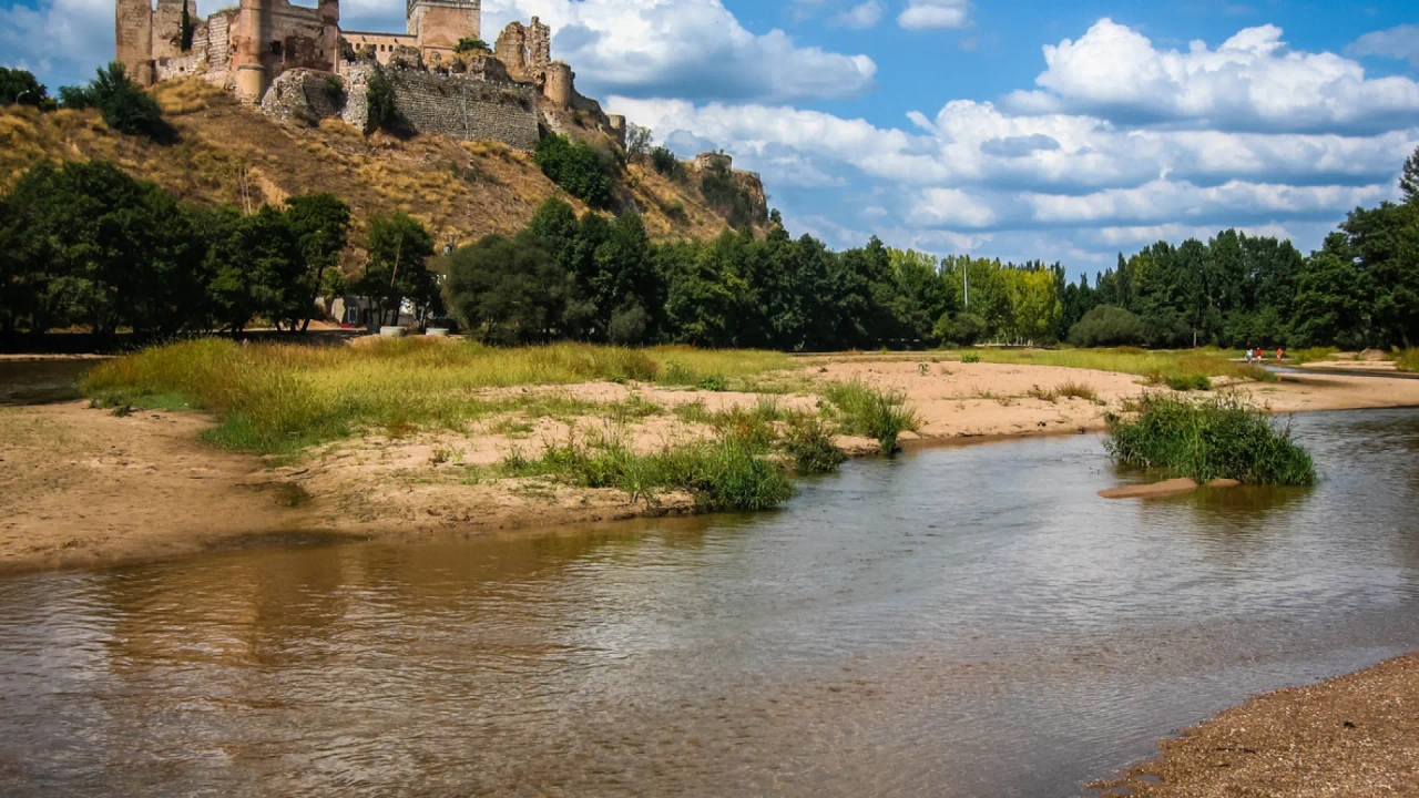 Naturalna plaża Toledo, położona u stóp spektakularnego zamku