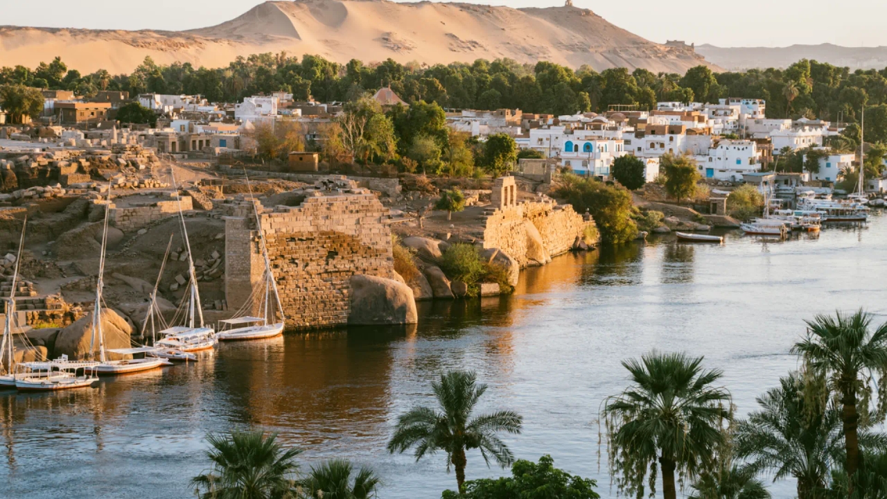 Qué ver en Asuán: del templo de Philae al pueblo nubio con pintorescas casas de colores