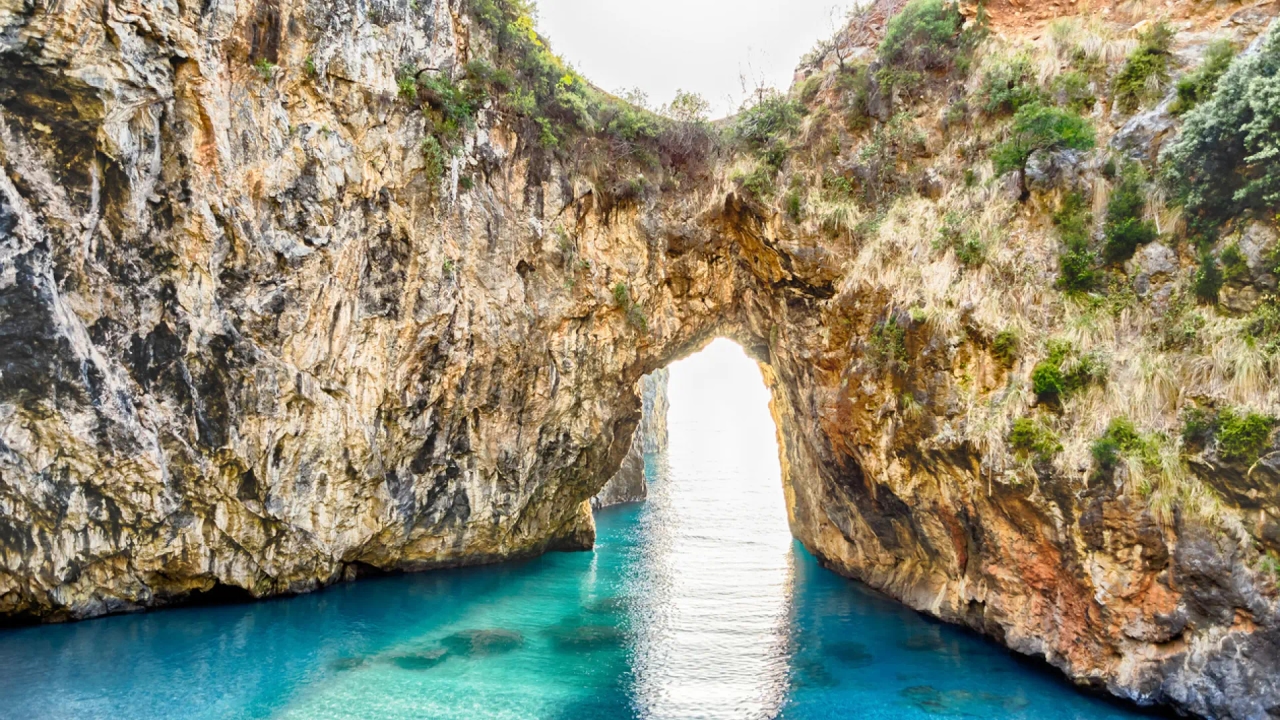 One of the most incredible beaches in the world is in Italy: a magnificent sandy beach crowned by a natural arch