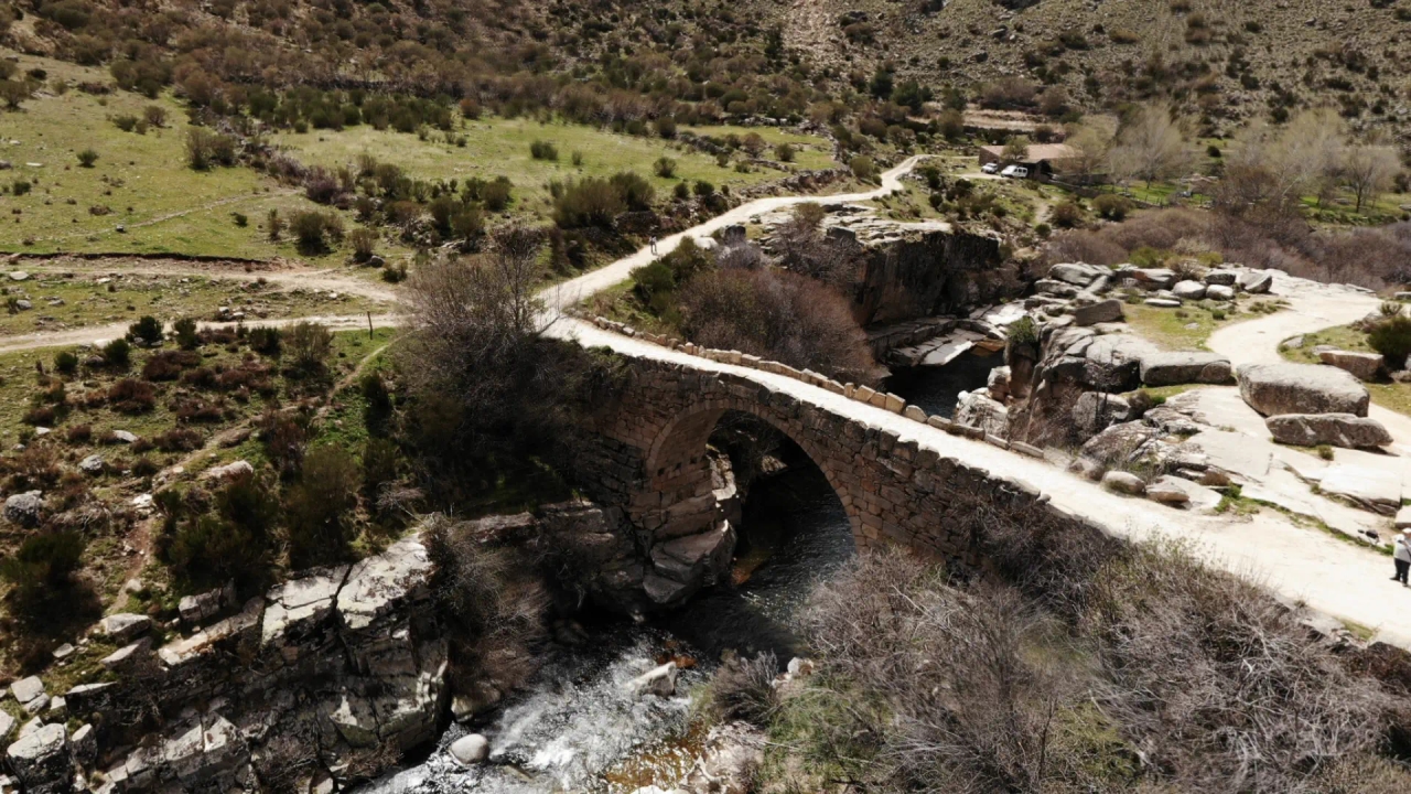 Das unglaubliche Naturschwimmbad in einem Dorf in Ávila mit kristallklarem Wasser und einer mittelalterlichen Brücke: Es ist nur zwei Stunden von Madrid entfernt.