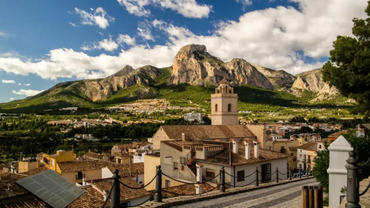 Ni Altea ni Jávea: el precioso pueblo de Alicante que todavía no conocen los turistas y está al lado de las mejores playas