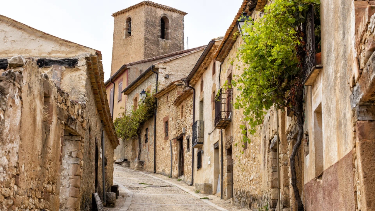 El pueblo de Soria de solo 14 habitantes con dos iglesias románicas, un puente medieval y un impresionante castillo