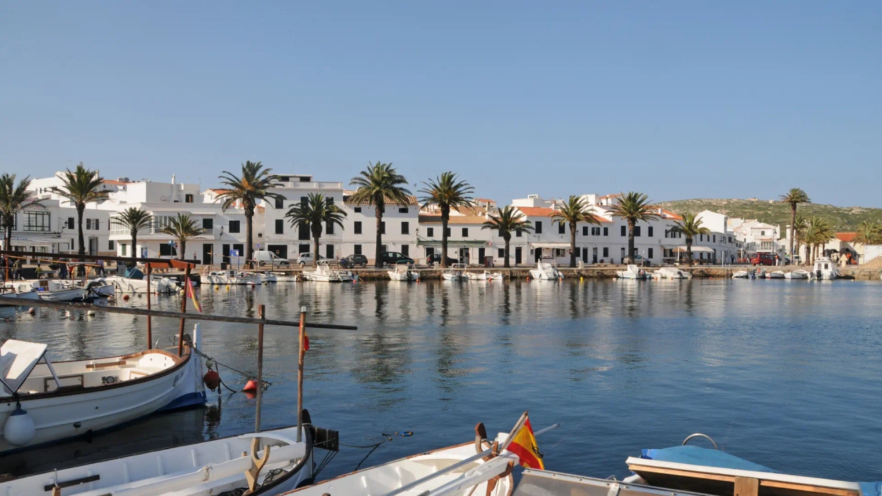 A cidade menorquina com um lindo porto onde você pode comer o melhor ensopado de lagosta da Espanha.