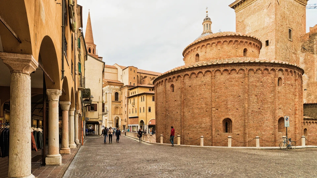 A cidade entre lagos que foi o centro da arte na Europa e abriga os edifícios mais bonitos da Itália.