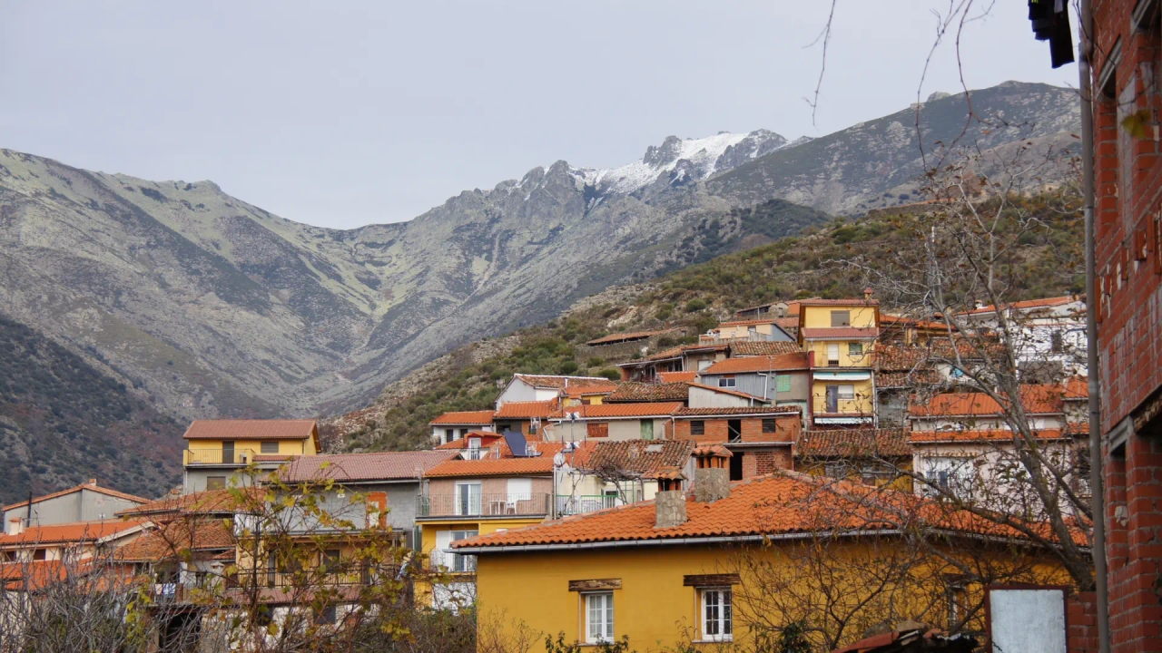 Miasteczko w Estremaduranie znane jako „balkon La Vera”: zielone krajobrazy i tradycyjna architektura