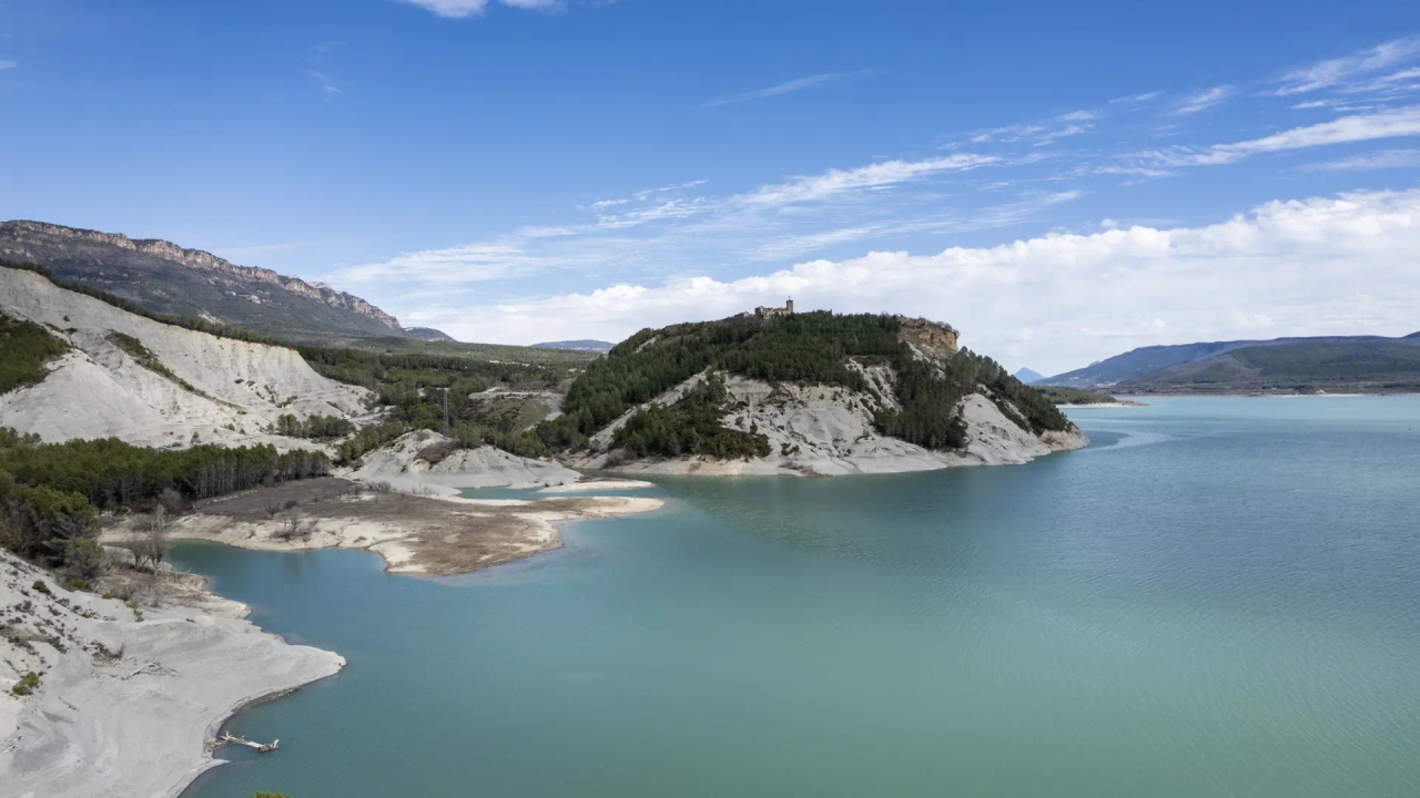 The imposing turquoise waters of Navarre, considered the 'sea of ​​the Pyrenees'