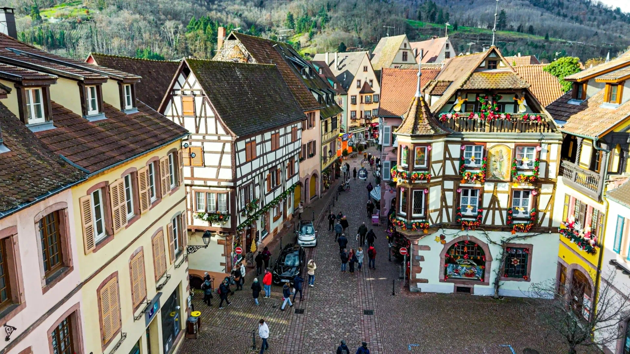 A vila mais bonita da França: casas em enxaimel e paisagens que resumem o charme da Alsácia.