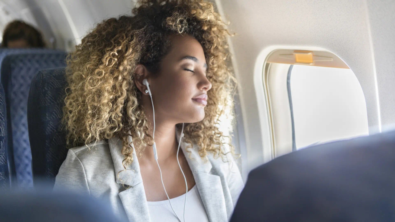 Alles, was Sie im Flugzeug kostenlos verlangen können, wenn Sie in der Economy Class reisen (und Sie wussten es nicht)