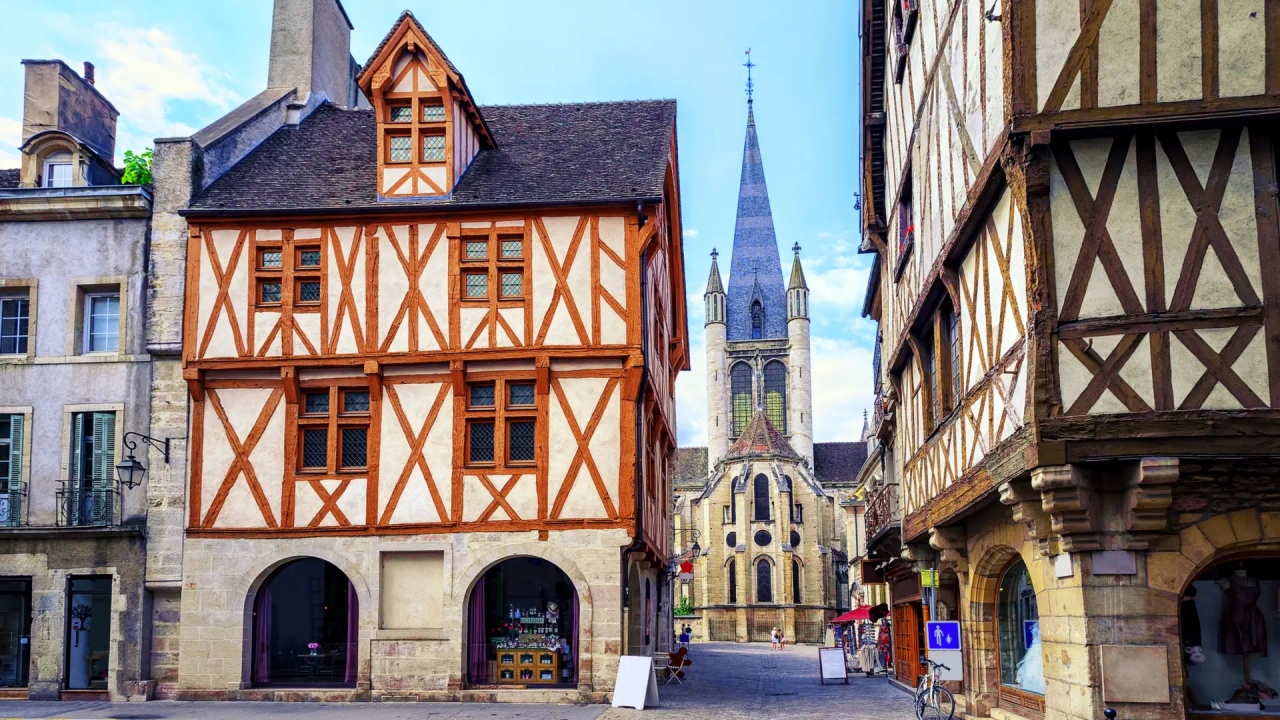 La ciudad con casas de entramado de madera que eleva el patrimonio gastronómico de Francia