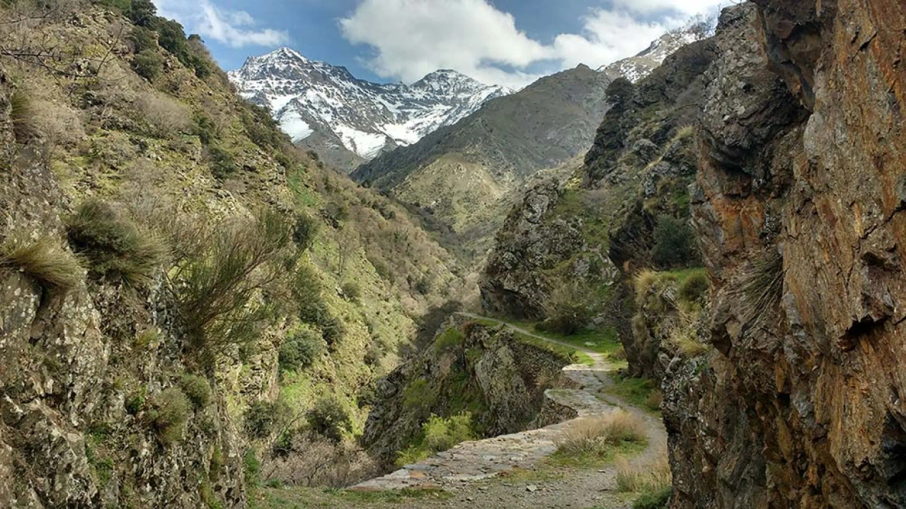 Il sentiero escursionistico di Granada che offre viste incredibili sulle vette più alte della penisola
