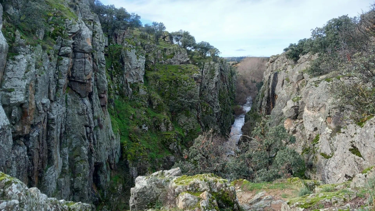 The hiking route less than an hour from Madrid through a canyon up to 40 meters high
