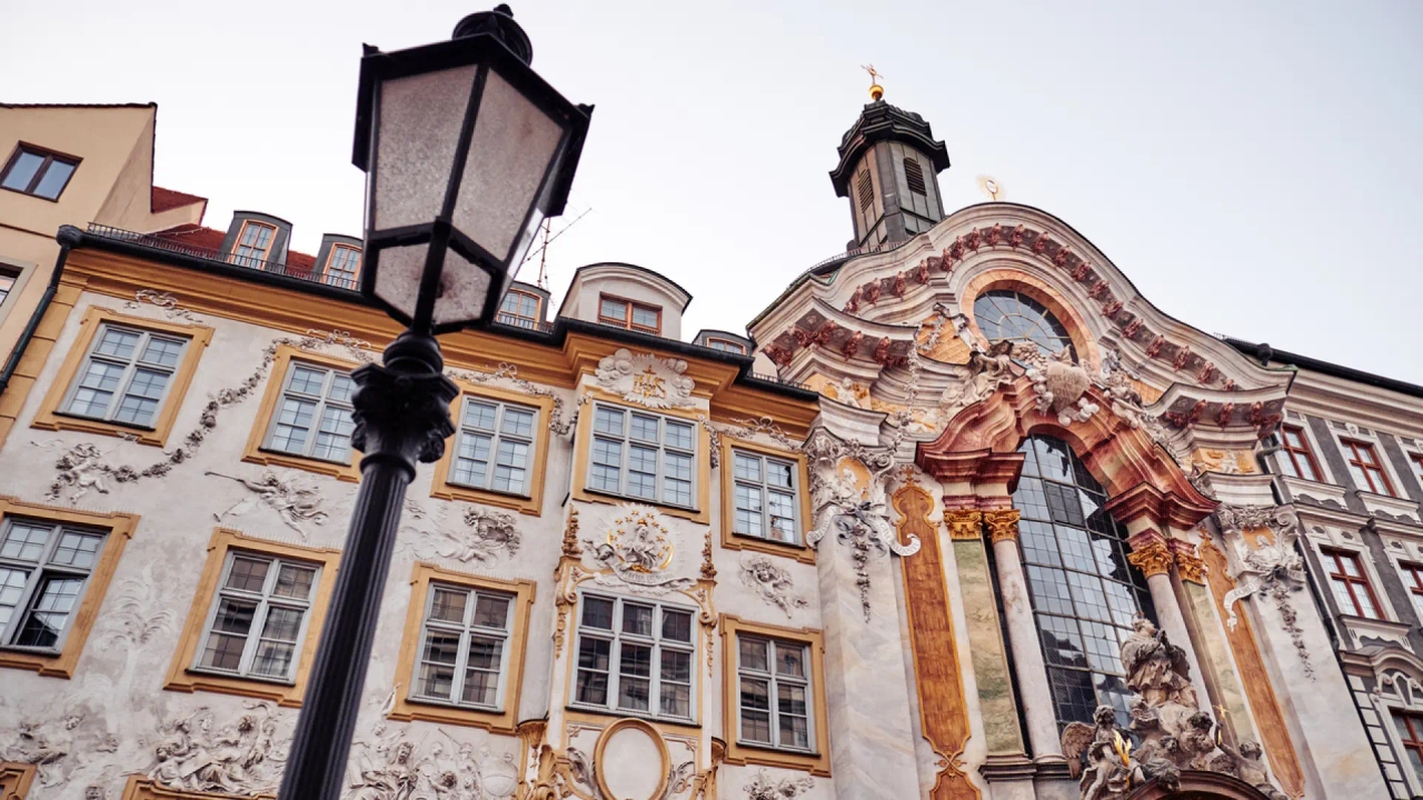 A igreja de Munique que você deve visitar se for à Oktoberfest: um tesouro barroco com um toque assustador