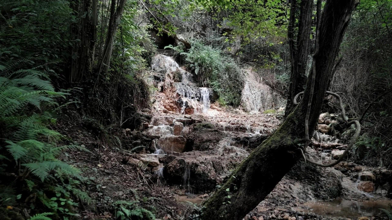 La joya oculta de Asturias: así es la cascada que se encuentra dentro de una cueva en Oviedo