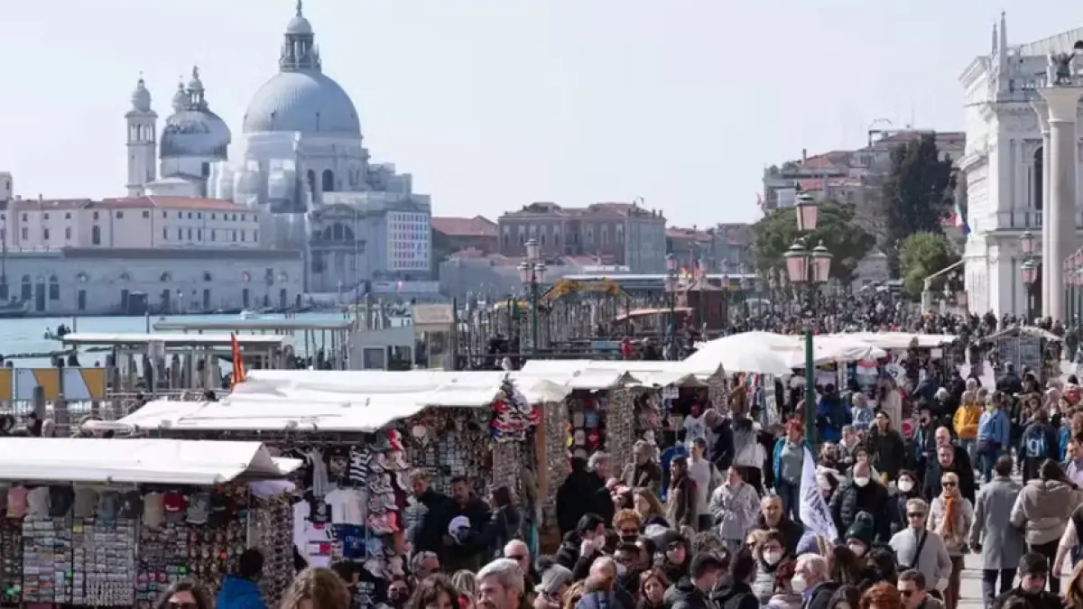 Destinazioni virali: cosa fare contro il turismo di massa?
