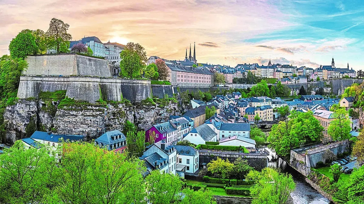 Entdecken Sie Luxemburg, ein mittelalterliches Erbe, umgeben von Wäldern und Bergen, das außerdem über eine der stärksten Volkswirtschaften der Welt verfügt.