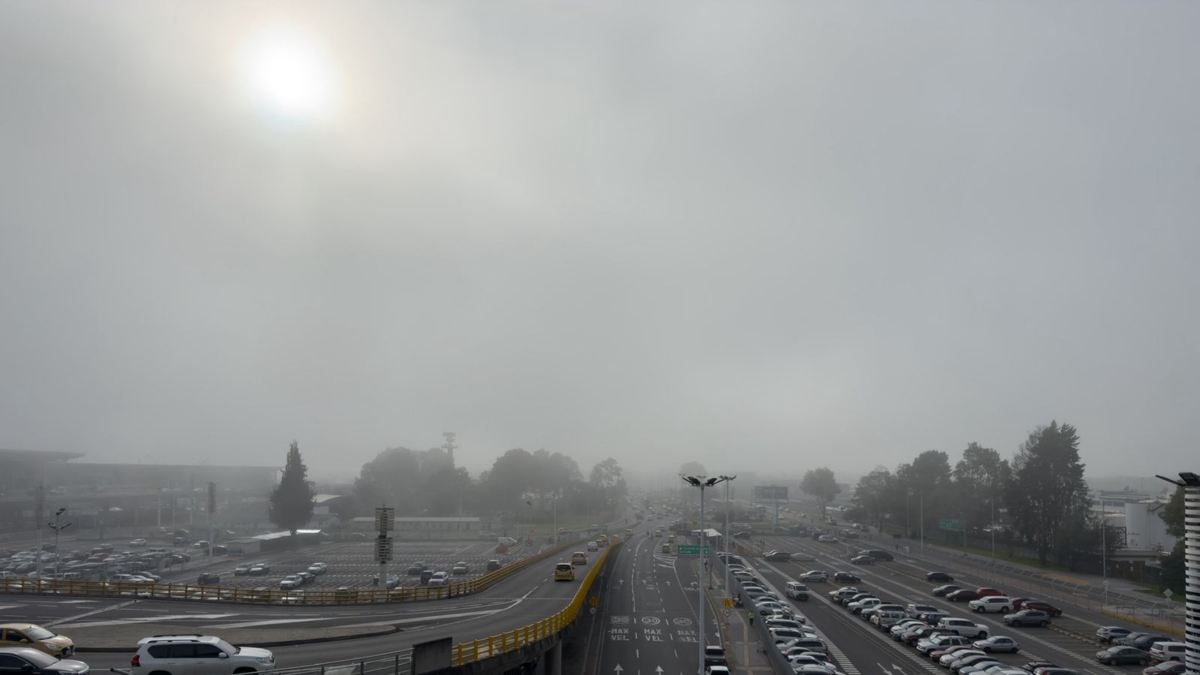 Cancellazioni e ritardi all'aeroporto El Dorado: IDEAM spiega cosa è successo oggi al meteo di Bogotà.