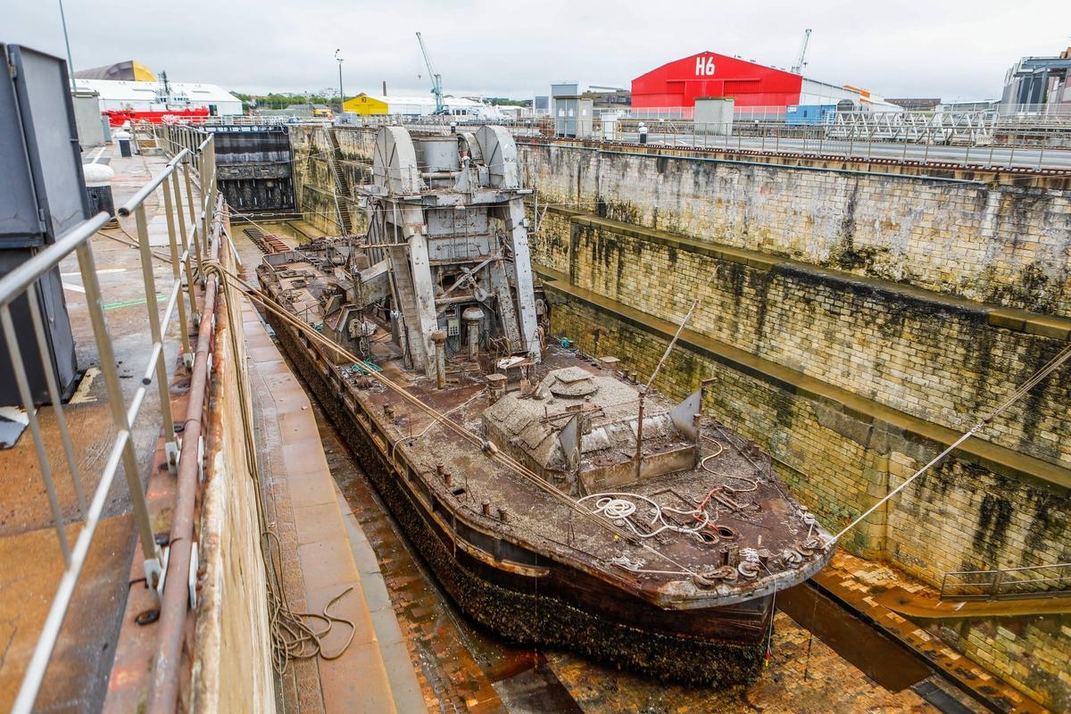 La Rochelle: Skazana na zatonięcie, stara pogłębiarka portowa zostanie w końcu zdemontowana