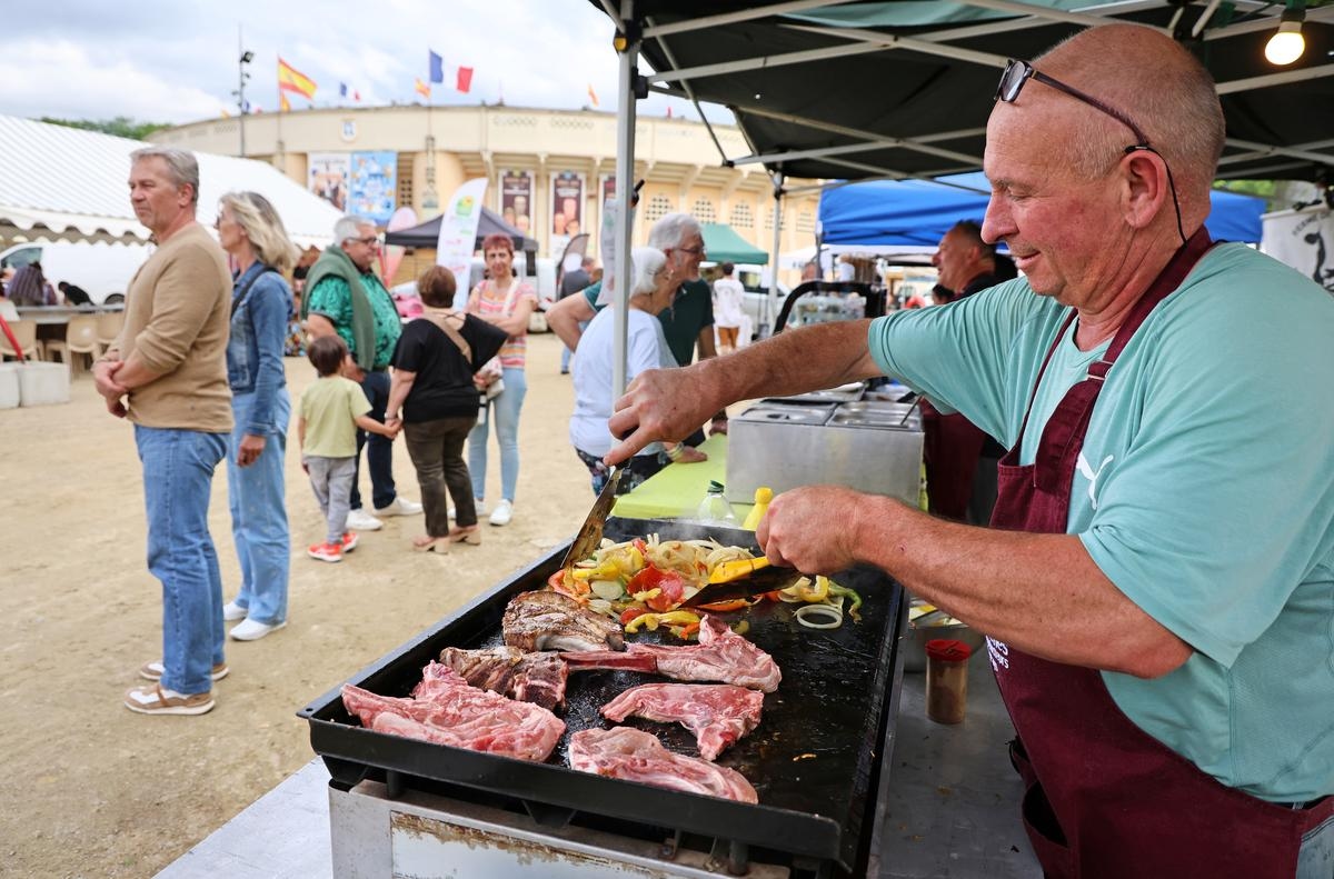 In Bildern. Unterhaltung in der Gascogne zur Saisoneröffnung der lokalen Erzeugermärkte in Mont-de-Marsan