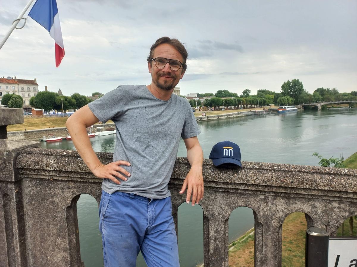 O ator Lorànt Deutsch faz uma parada em Saintonge para "À toute berzingue", sua série histórica na web