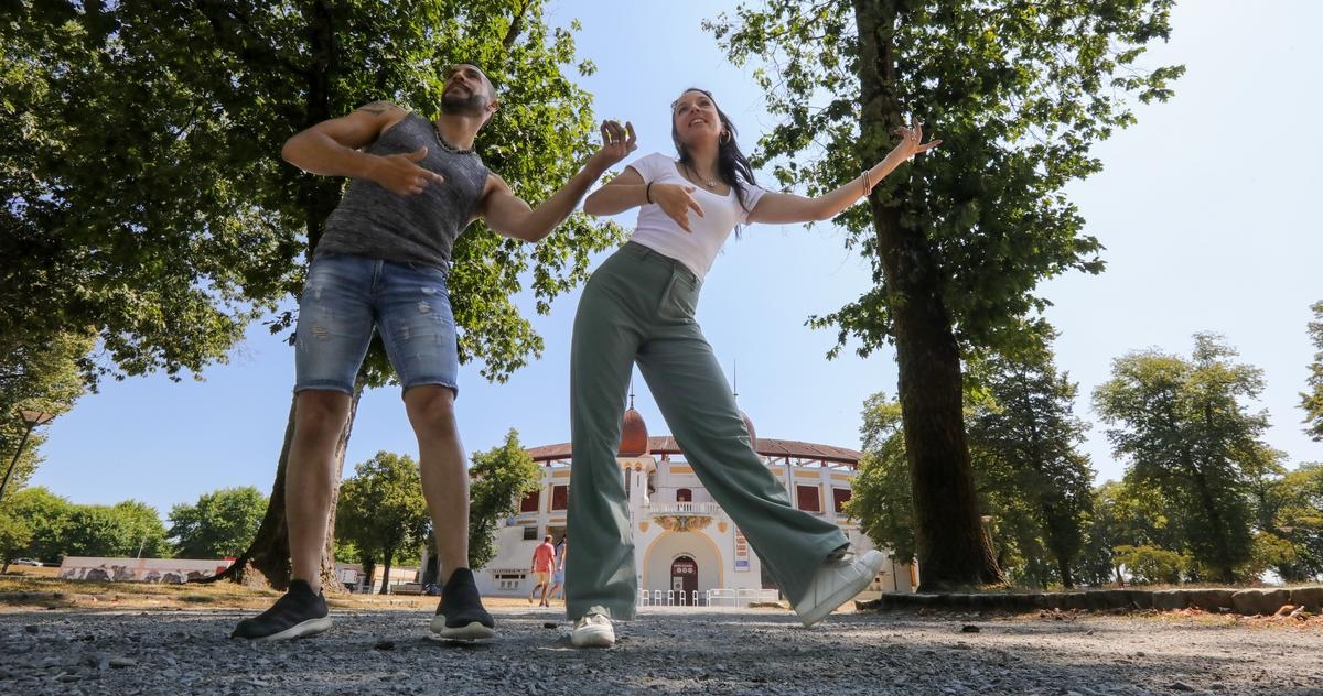 Reinas y reyes de las danzas landesas: Jeanne-Lise y Émeric, por amor al canto y a la danza