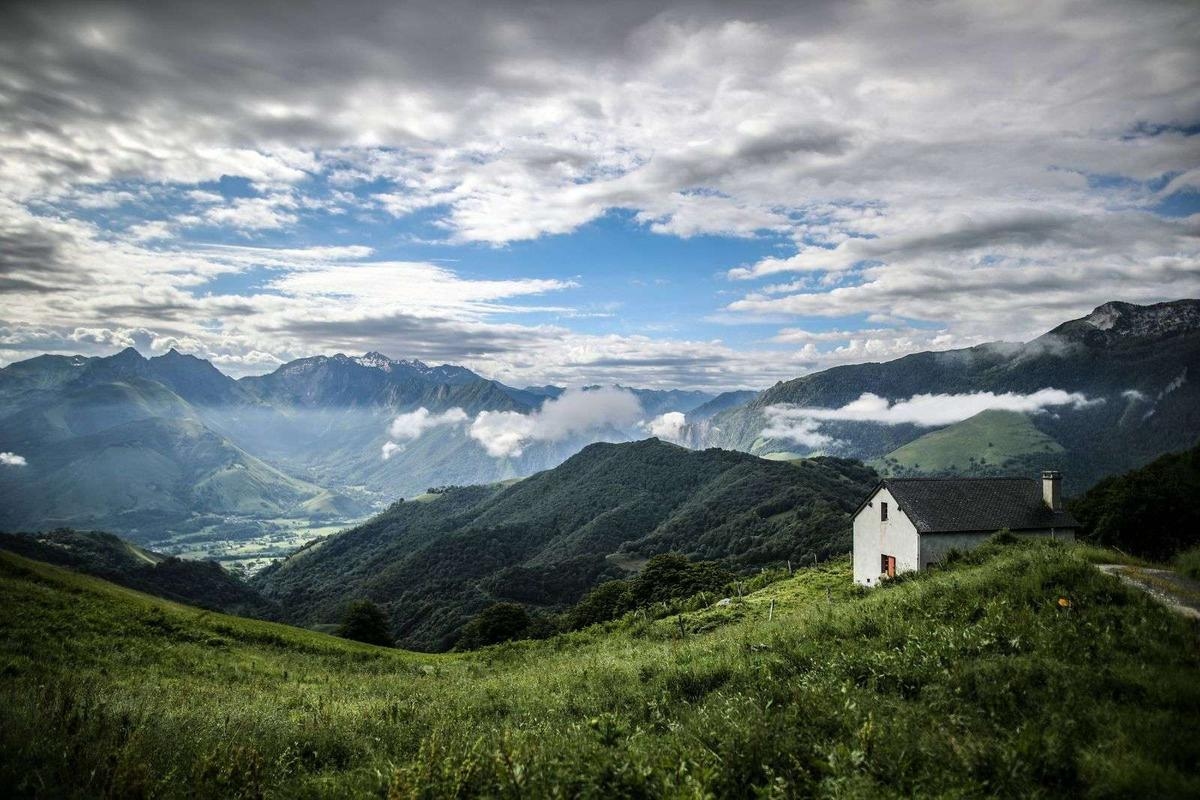 Vertical mountains, edelweiss and shepherds: a journey through the Aspe valley, going up its gave