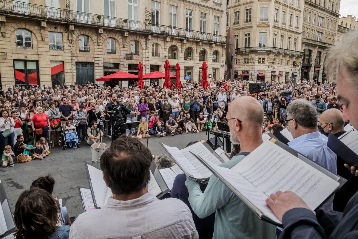 Vídeo. "¿Es un trabajo, no?". El coro de la Ópera Nacional de Burdeos sorprende al público con melodías populares.