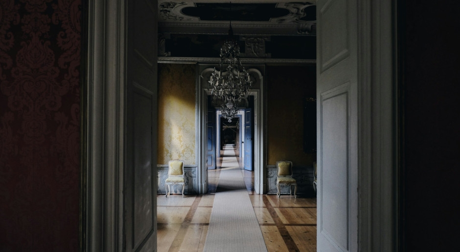 Interiors reminiscent of a royal chamber? A new trend is winning the hearts of design enthusiasts.