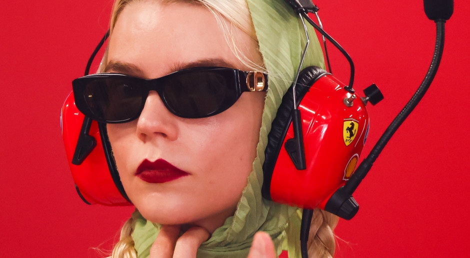 GUARDA BENE: Anya Taylor-Joy alle gare di F1 a Budapest. Ci ha mostrato come indossare l'accessorio più hot della stagione.
